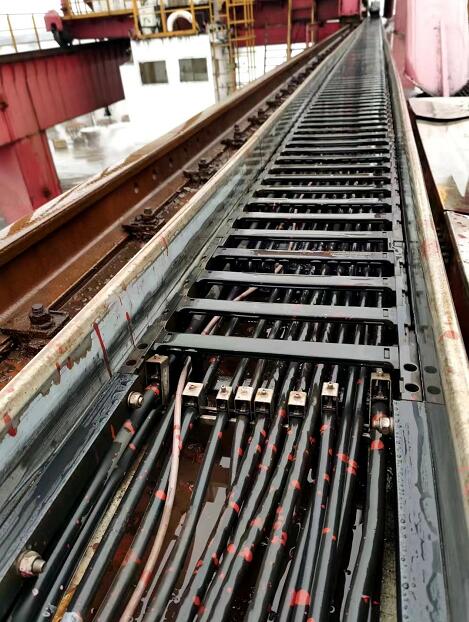 拖链电缆在铁路轨道吊的应用.jpg